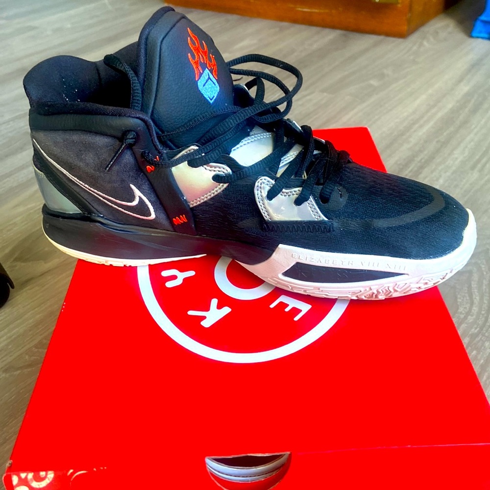 Nike  KYRIE size 10